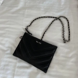 Svart quiltad axelväska från NA-KD - Så fin svart väska ifrån NA-KD som används en del enbär fortfarande i bra skick!