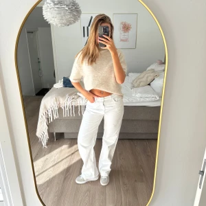 Vita raka jeans - Säljer att par vita så snygga jeans ifrån Zara! Dessa är aldrig använda utan endast testade De är så så fina verkligen och passar till allt!