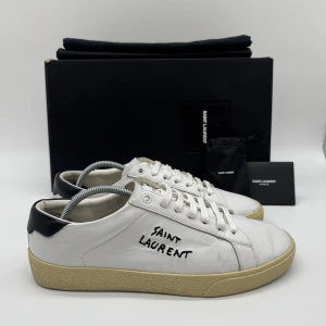 SAINT LAURENT SL/06 - Saint Laurent SL/06 - Skick: 9/10 - Tillbehör: Dustbag & Extra snören - Storlek 40 sitter som 41 - Nypris ca 8000kr - Deluxecloset