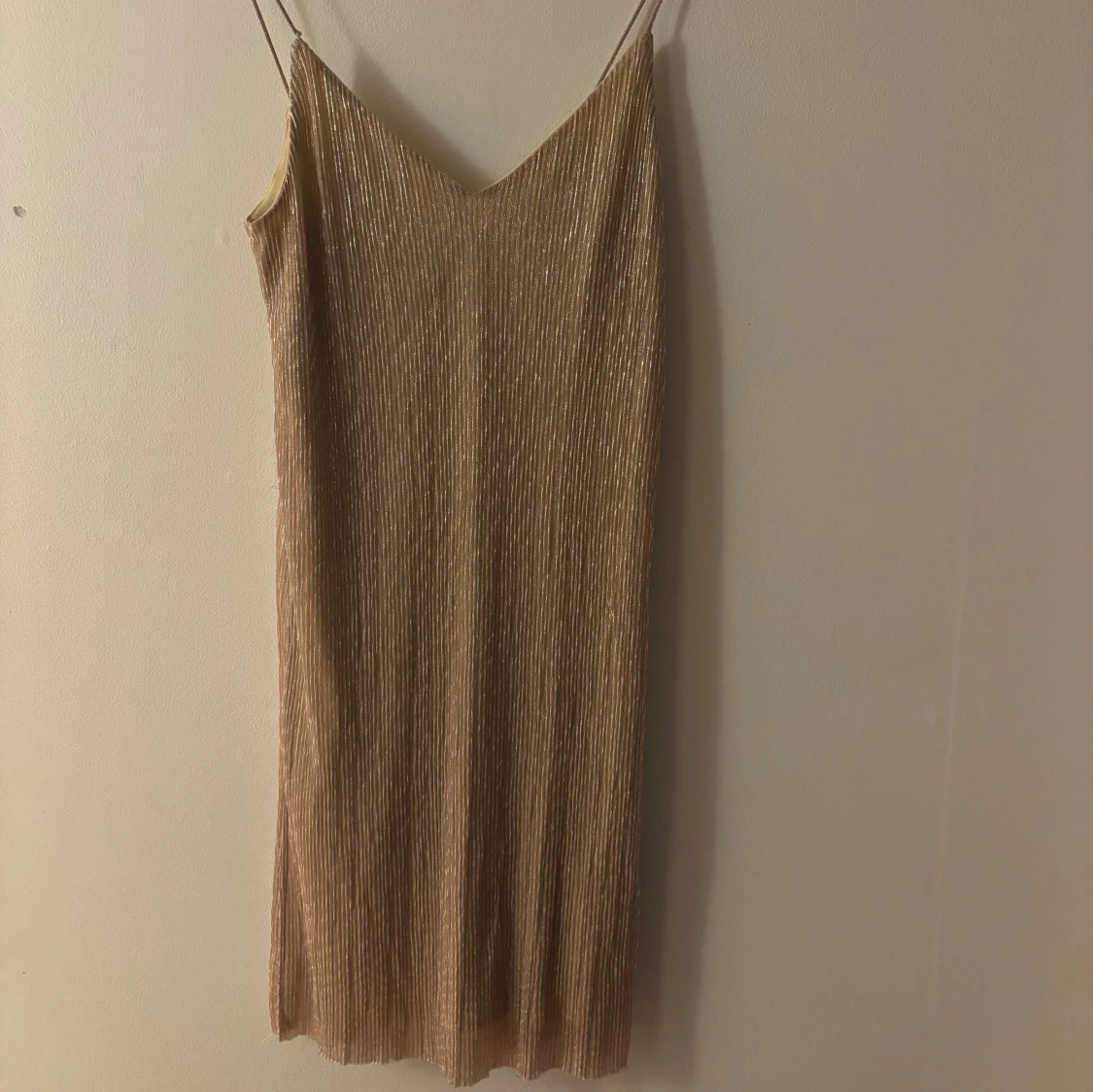 Glittrig champagneklänning Gina Tricot