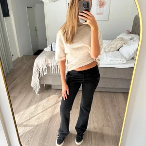 Svarta kostymbyxor med raka ben - Säljer ett par svarta kostymbyxor med klassisk rak passform från Zara som är så så fina och följer verkligen kroppen! 