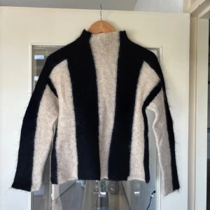 Mohair tröja second female  - Tittar intresset utav min mohair & wool tröja ifrån second Female i storlek S , i nyskick därav säljer jag den, nypris : strax över 2000☺️😇
