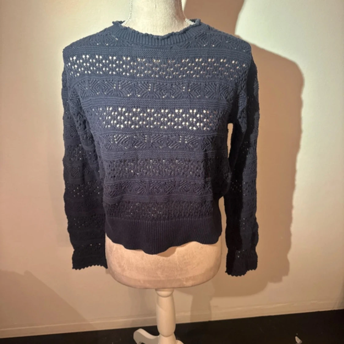 Mörkblå stickad tröja med hålmönster - 2