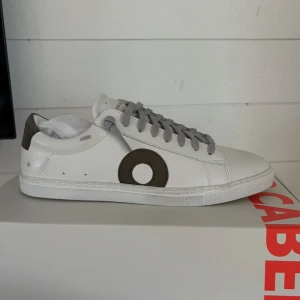 Vita sneakers från Oliver Cabell, strl 42 - Helt nya äkta sneakers från Oliver Cabell i skinn. Säljes helt oanvända med låda. Köpta från USA för 2500kr (inklusive moms + tull)