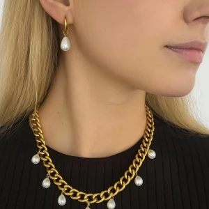 Guldiga halsband med droppformade pärlor - Matchande örhängen finns i en separat annons  Finns även i silverfärg   Material: 18K guldplätering på rostfritt stål Bredd: 9 mm Längd: 38-43cm Nickelfria och handgjorda.