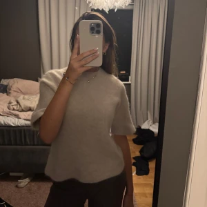 Beige stickad tröja -  & Other Stories - Supermjuk beige stickad tröja från & Other Stories med trekvarts ärmar och rund hals 🤎🤎 perfekt till hösten! Har inga defekter förutom att den har krympt i tvätten och därmed sitter mer som en XS istället för S. Nypris 800kr🫶🏽