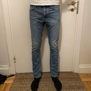Nudie Jeans - Säljer dessa nudie jeans i storlek W29 L30 i en ljusblå färg. De har små tecken på användning vid fickorna där fram och längst ner på sidan av jeansen. Jag säljer dessa för 249kr. Nypris ligger på runt 1600kr. Hör av er vid frågor eller funderingar.