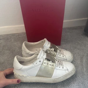 Valentino opens  - Säljer mina valentino skor, de är använda ca 1 år, det är bra skick men vissa små defekter! Kom privat för fler bilder då jag inte kan lägga till fler bilder än dessa😊