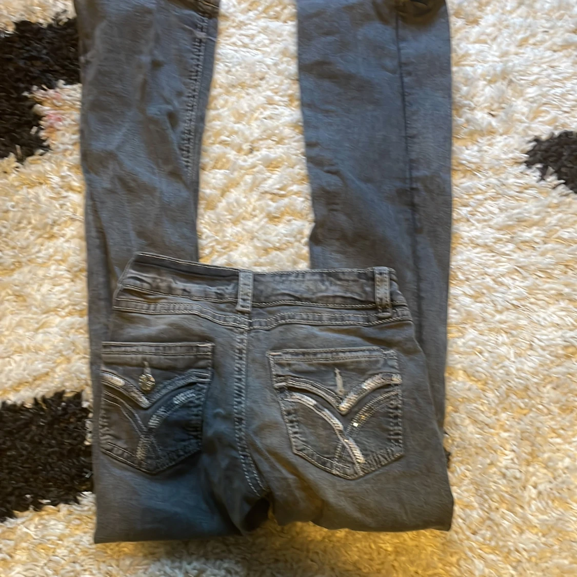 Grå bootcut jeans med detaljer - 1