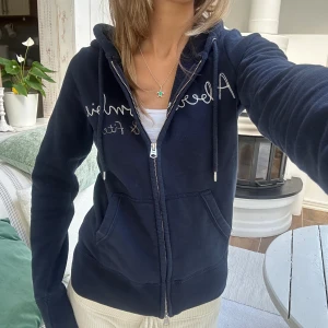 Abercrombie & fitch zip - En zip från Abercrombie & fitch i storlek XS. Tröjan bedöms vara i mycket fint skick. Jag skickar ditt köp inom 24h. Se liknande zip i min profil! 