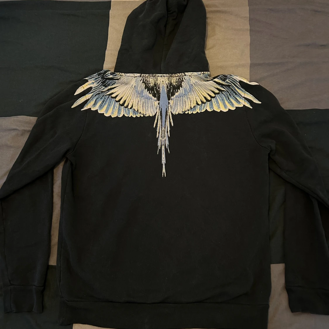 Svart hoodie med vingar från Marcelo Burlon - 2