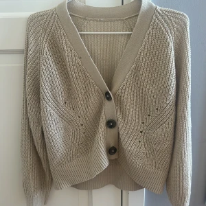 Lindex kofta - Pris kan diskuteras. Beige finstickad kofta från Lindex med brunmelerade knappar. Haft ett tag men kommer inte till användning! Ganska kort i armarna för mig som är 172, passar någon med korta armar bättre! 
