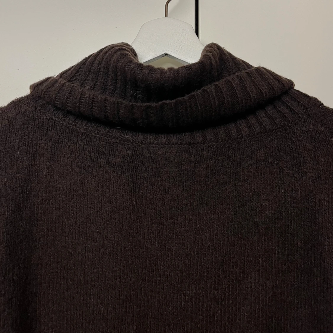 Mörkbrun polotröja stickad  - 4