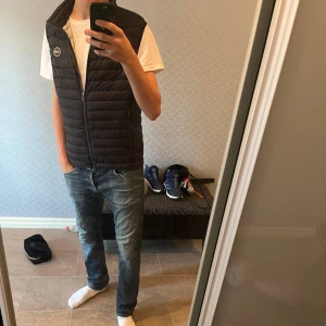  Colmar väst  - En riktigt snygg colmar väst som är sparsamt använd Inges defekt elelr tecken på användning! Modellen är 183 och väger ish 70! Priset är inte hugget i sten har ni frågor eller funderingar är det bara att höra av er! 😁