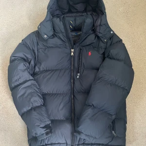 Ralph Lauren Jacka  - Säljer denna otroligt feta Ralph Lauren jacka.  9.5/10 skick, inga tecken på användning och bara använd några få gånger. Storlek: M Pris är diskuterbart ✅ Bara att höra av dig vid frågor! 5/5 reviews här på Plick ⭐ Fraktar samma dag 📦