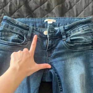 Lågmidjade jeans från Gina Tricot - Säljer ett par blå lågmidjade jeans från Gina Tricot i storlek S. Materialet är stretchigt denim. Mycket bra skick inga defekter! 