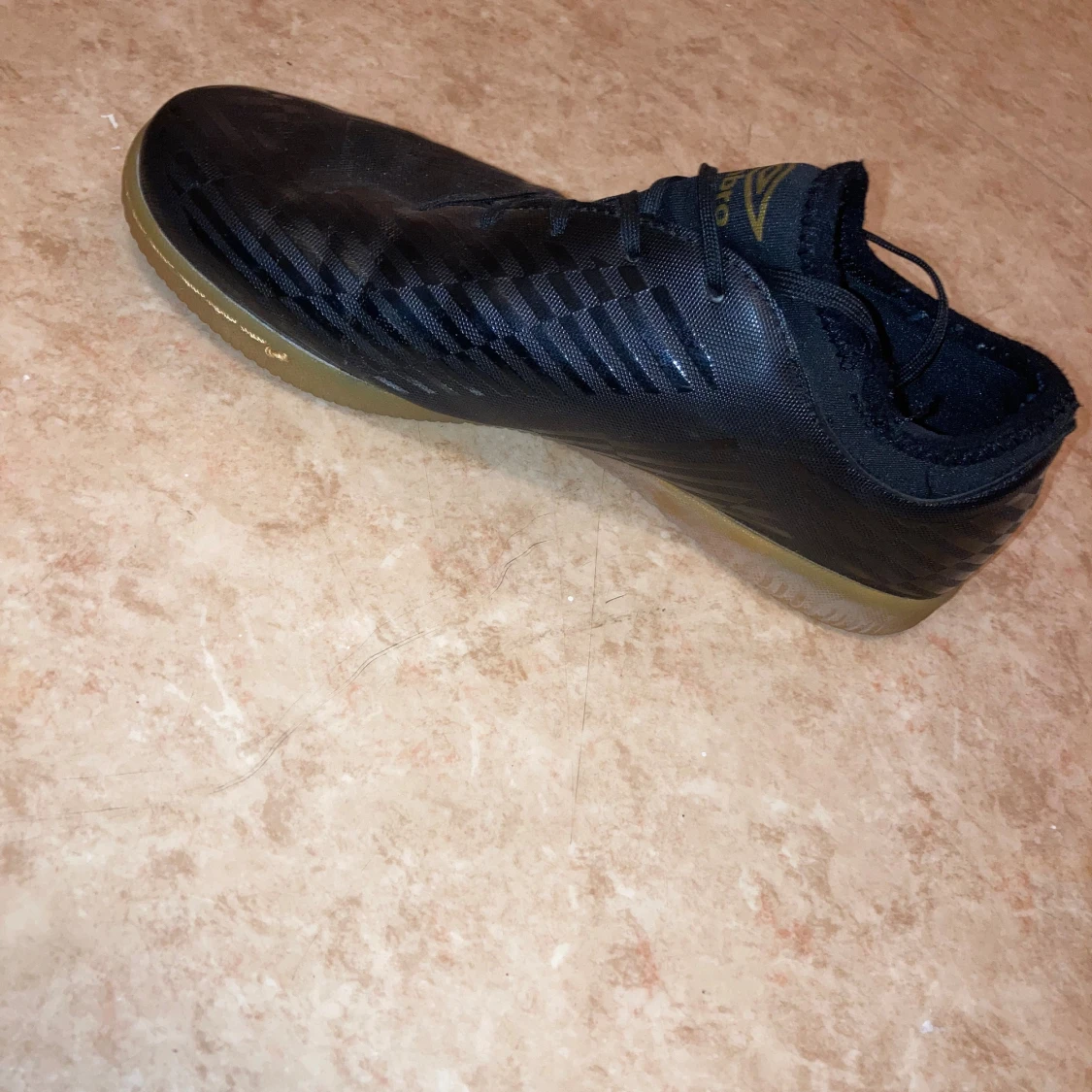 Svarta Umbro inomhus fotbollsskor med guldlogga - 1