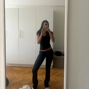 Mörkblå bootcut jeans från LTB - Säljs pågrund av att de inte kommer till användning. Byxorna har fått en fläck men jag har använt mig av en tygpenna för att täcka den och jag tycker inte att den syns när man har på sig dem. Man kan få med sig pennan i köpet om man vill☺️