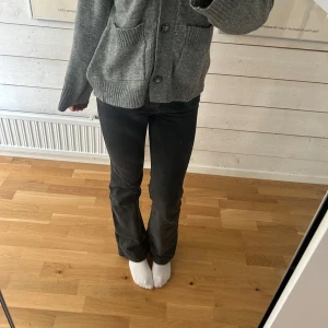 Svarta bootcut jeans låg midja - Snygga svarta jeans med låg midja och bootcut-modell, silverfärgade knappar och detaljer. Knappt använda och därför i mycket bra skick💕💕