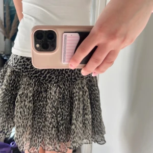 volangkjol - söt lågmidjad volangkjol med leopardmönster. jätte fin till sommaren. inga defekter💓