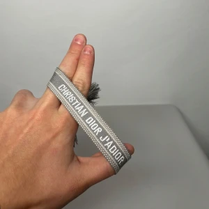 Dior armband  - Helt ny & oanvändbar✅, levereras inom 0-2 dagar📦, justerbar storlek 📏, unisex, kontakta gärna för mer info😊