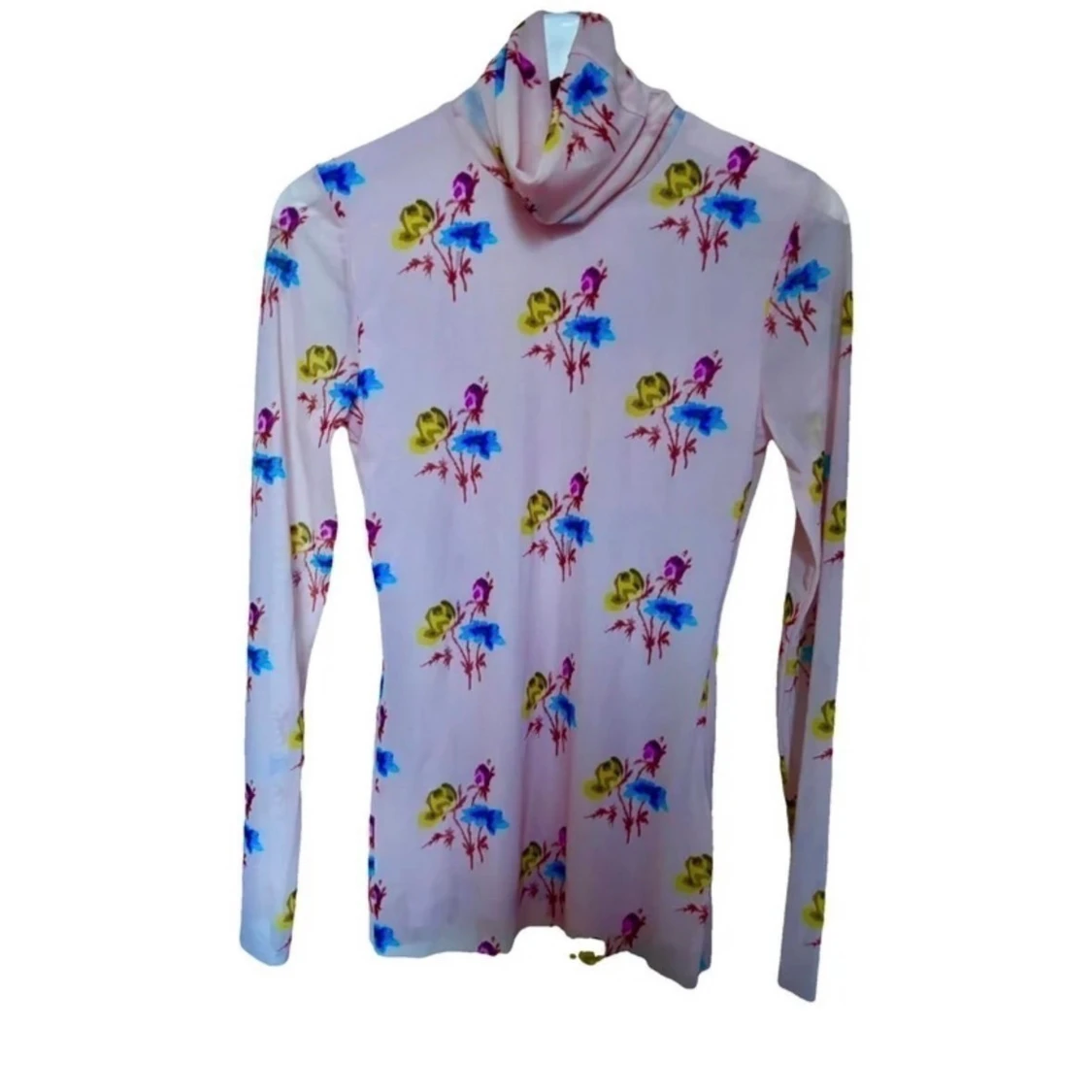 GANNI - ljusrosa långärmad topp med hög krage