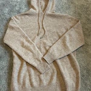 Beige Kashmir hoodie  - Beige Kashmir hoodie från rouge knappast använd är storlek M inga lappar finns i tröjan kvitto finns om önskas
