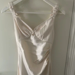 Adoore klänning - Nimes midi dress off white i storlek 32 Jättesöt klänning från Adoore som är helt oanvänd med alla lappar kvar, inga defekter eller fläckar!! Ligger även uppe på Vinted så först till kvarn. Skriv till mig om du har frågor eller är intresserad av att köpa❤️❤️