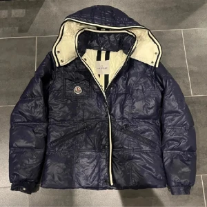 Moncler Jacka 🤩 - Säljer en riktig fet jacka, sjukt stilig och enkel att matcha med 🤩 Den är i passform ”S” Den enda defekten är vid armhålen = hål. Det är en gammal moncler modell 💫 Mitt pris 659kr. Går att diskutera vid snabb affär! Hör av dig vid funderingar 🤩💫🍾