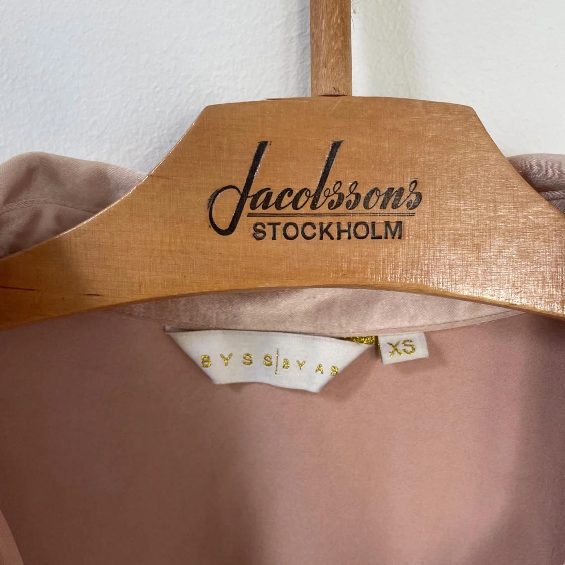 Champagnefärgad festklänning från abyss by abby the label  - 3