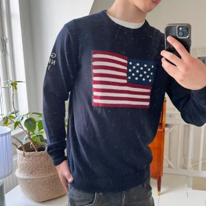 Gant tröja mörkblå  - Gant tröja med usa flagga, inga defekter. Modellen är 180,75 kg och bär L. Rekommenderar för omkring M