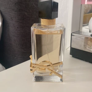 Ysl parfym dam - En ysl parfym som jag använt lite men nu känner jag att jag inte har någon användning till den. 