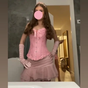Prinsess Halloween utklädnad  - Säljer min halloween utklädnad från förra året. Mycket fin prinsess utklädnad, lik Prinsessan Aurora/ Törnrosa. Det som ingår är korsett (xs), kjol (xs) och tiara. Mitt pris 450kr för hela settet, då korsetten i säg kostade 400kr. Ingen tecken på använda förutom lite på baksidan av korsetten men inget som märks. OM NI VILL KÖPA SKRIV TILL MIG FÖRST!!!🩷