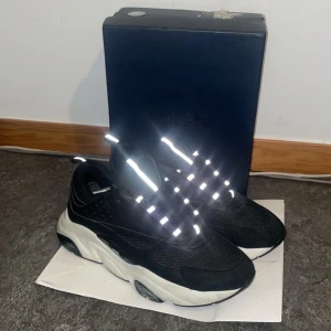 Dior b22 - Använda mycket varsamt i ca 2 månader. Fick dem i present av min farbror, men har tyvärr växt ur dem. Skriv vid frågor!🍾