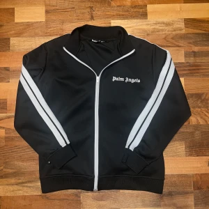 Svart Palm Angels tröja storlek S - Säljer min svarta Palm Angels tröja i storlek S som aldrig har används.
