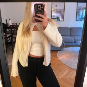 Kofta - Kofta från Gina tricot. Supergullig och perfekt för hösten! Använd fåtal gånger💕