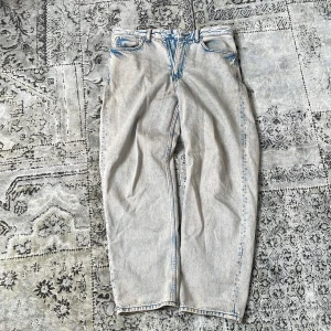 Loose fit jeans från H&M - Loose fit jeans från H&M i en ljusblå tvätt med tydliga blå sömmar och detaljer. Klassiska baggy jeans, älskar färgen men säljer pga platsbrist i garderoben. Pruta gärna vid snabb affär 