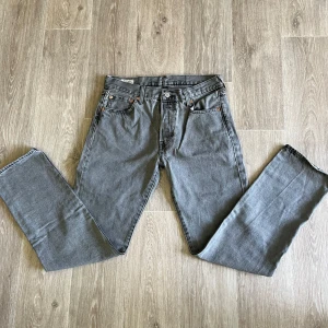 Levi’s jeans 501  - Jag säljer dessa jeans eftersom jag tyvärr har vuxit ur dem. De är i fint skick, bara att höra av sig vid några frågor, priset kan diskuteras så klart!