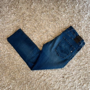 Replay anbass hyperflex slim jeans herr w33 - Replay anbass hyperflex i slim passform. Myckrt bra skick, Storlek W33. Rikigt sköna jeans, kan mötas sthlm annars postas dem samma dag som köp eller dagen därpå🙌💯