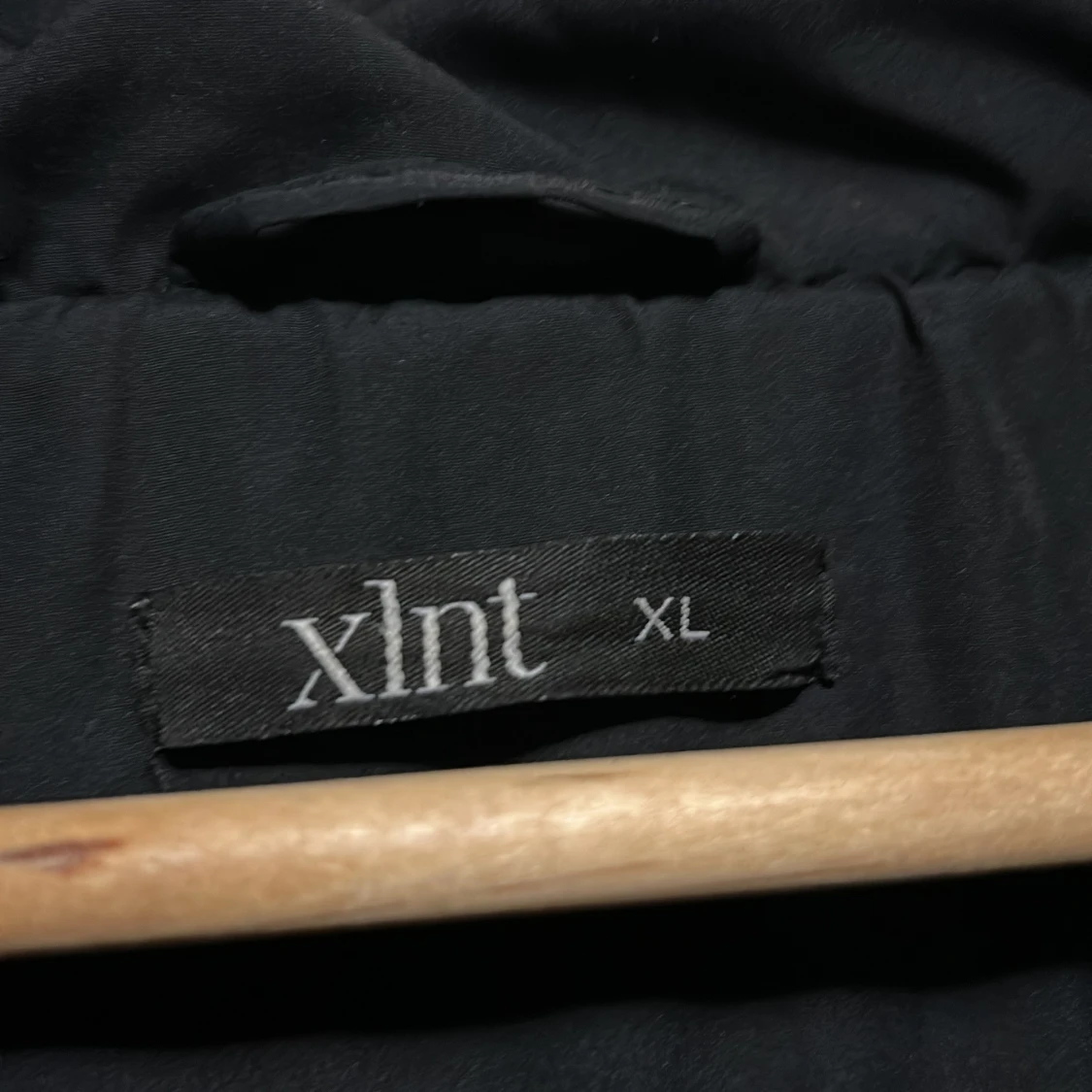 Svart lång pufferjacka från xlnt - 1