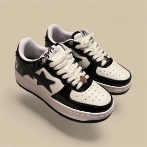 Bapesta skor - Sprillans nya bapestas som aldrig använts! Otroligt schyssta skor som passar med mycket enkelt men samtidigt sticker ut i mängden🤩 cond:10/10, låda följes ej med! Hör av vid frågor eller fler bilder😁