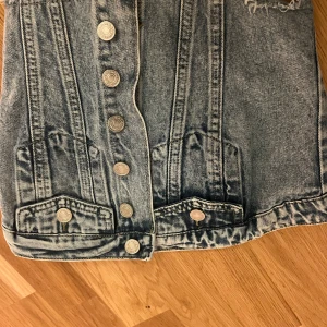 Jeans topp från SHEIN - Säljer trendig jeans top från SHEIN. Aldrig använt
