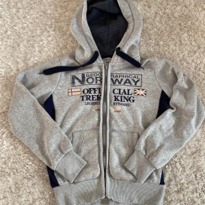 Grå hoodie från Geographical Norway - Snygg grå hoodie från Geographical Norway. Kvalite är bra 7/10. Skriv vid minsta fundering!! Pris 349kr