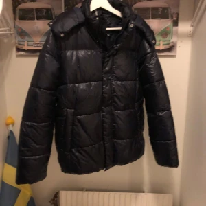 Vinter jacka - Säljer en glansig vinterjacka som är som ny. andvänd, den är i storlek S och nypris ligger på ca 2000kr!