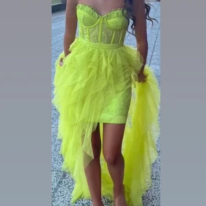 Klänning - Supersnygg neongul klänning med korsettliv och volanger i flera lager. Nypris 4000kr från Alfabeta💛💛