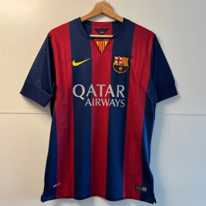 Neymar Barcelona fotbollströja 14/15 - Helt ny Barcelona fotbollströja med Menar på ryggen med tags. Strl S