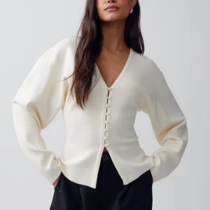 Shaped knitted cardigan  - Säljer min helt oanvända cardigan tröja från gina💞även Slutsåld på hemsidan! Har aldrig använt därför jag säljer.