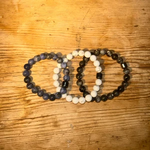 Pärlarmband 3st - Tre st riktigt feta pärlarmband, den vita och blå är köpt från onewear och den svarta är köpt från sayless. Pris för alla tre armband. Pris för ett armband: 75kr. Pris för alla 3: 219kr. Priserna är er hugget i sten så tveka inte på att pruta