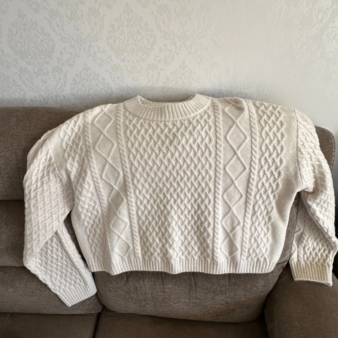 Beige stickad tröja med flätmönster - 3