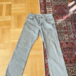 Hope Rush 33” - Jeans från Hope, modell rush. Midjestorlek är 33 men passar även 32, långd är ca 34. Färgen finns inte att köpa länge. Sparsamt använda, väldigt bra skick. Raka i låren med lite bootcut